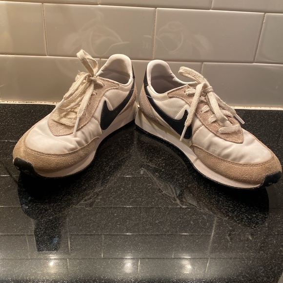 Nike running sneakers size 2 - Picture 3 of 8